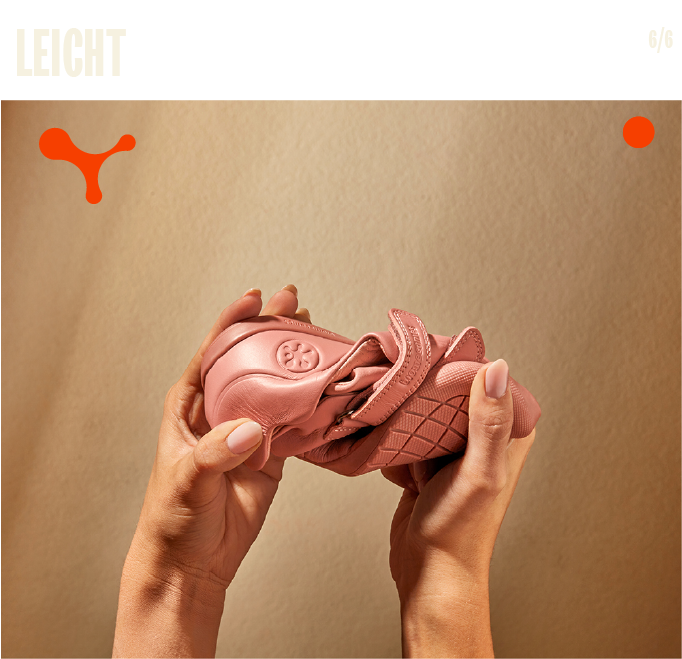 Gefertigt mit der Strobel-Technologie, damit sich  der Schuh dem Fuß anpasst und nicht umgekehrt,  was mehr Freiheit und ein besseres Komfortgefühl  bietet, als ob er wie ein Handschuh passt.